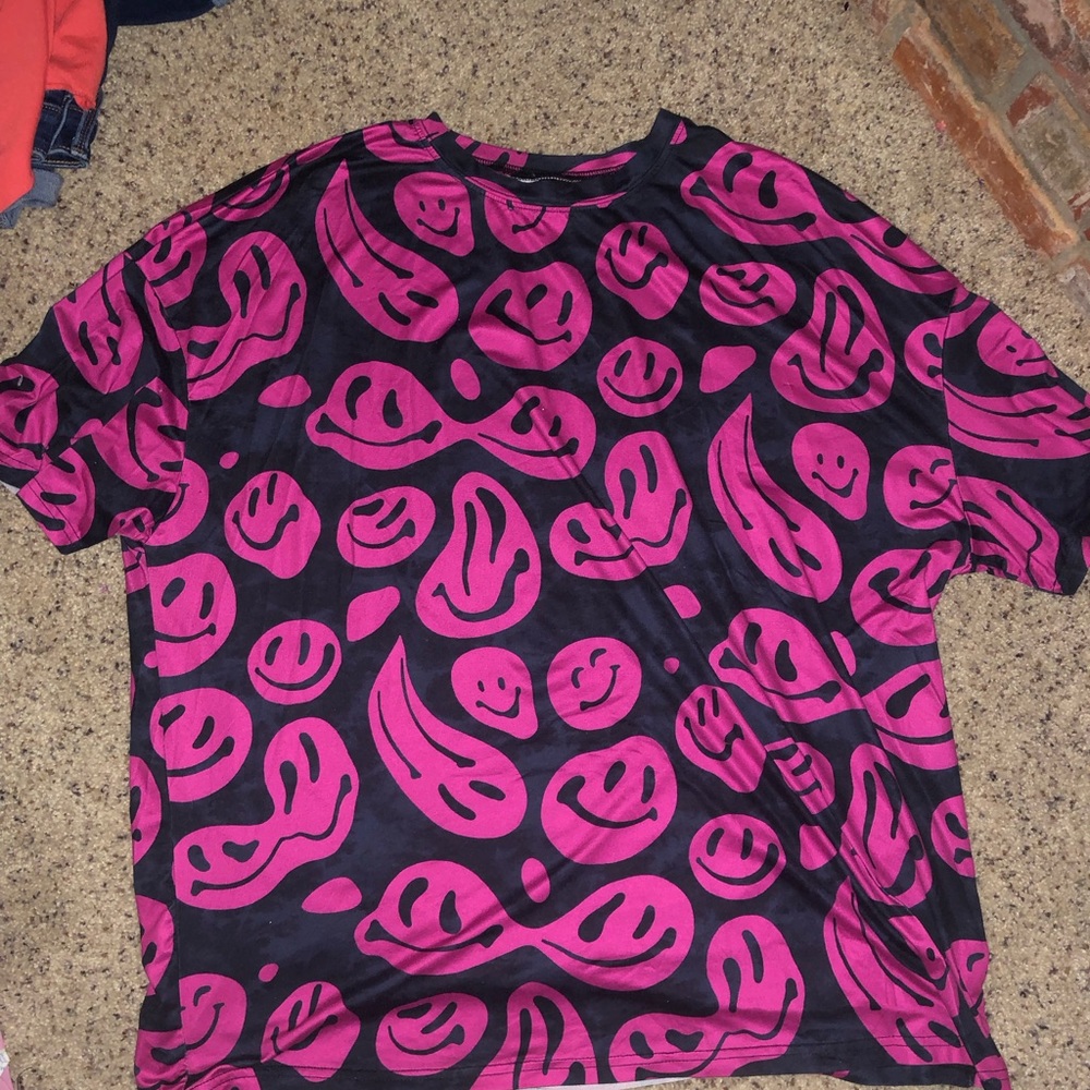 women’s smiley design tee